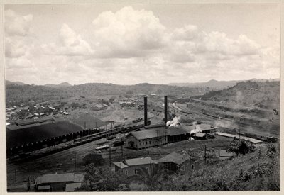 Uitzicht op rangeerterrein en industriële gebouwen nabij de bouw van het Panamakanaal, 1912 of 1913 door Byron Company